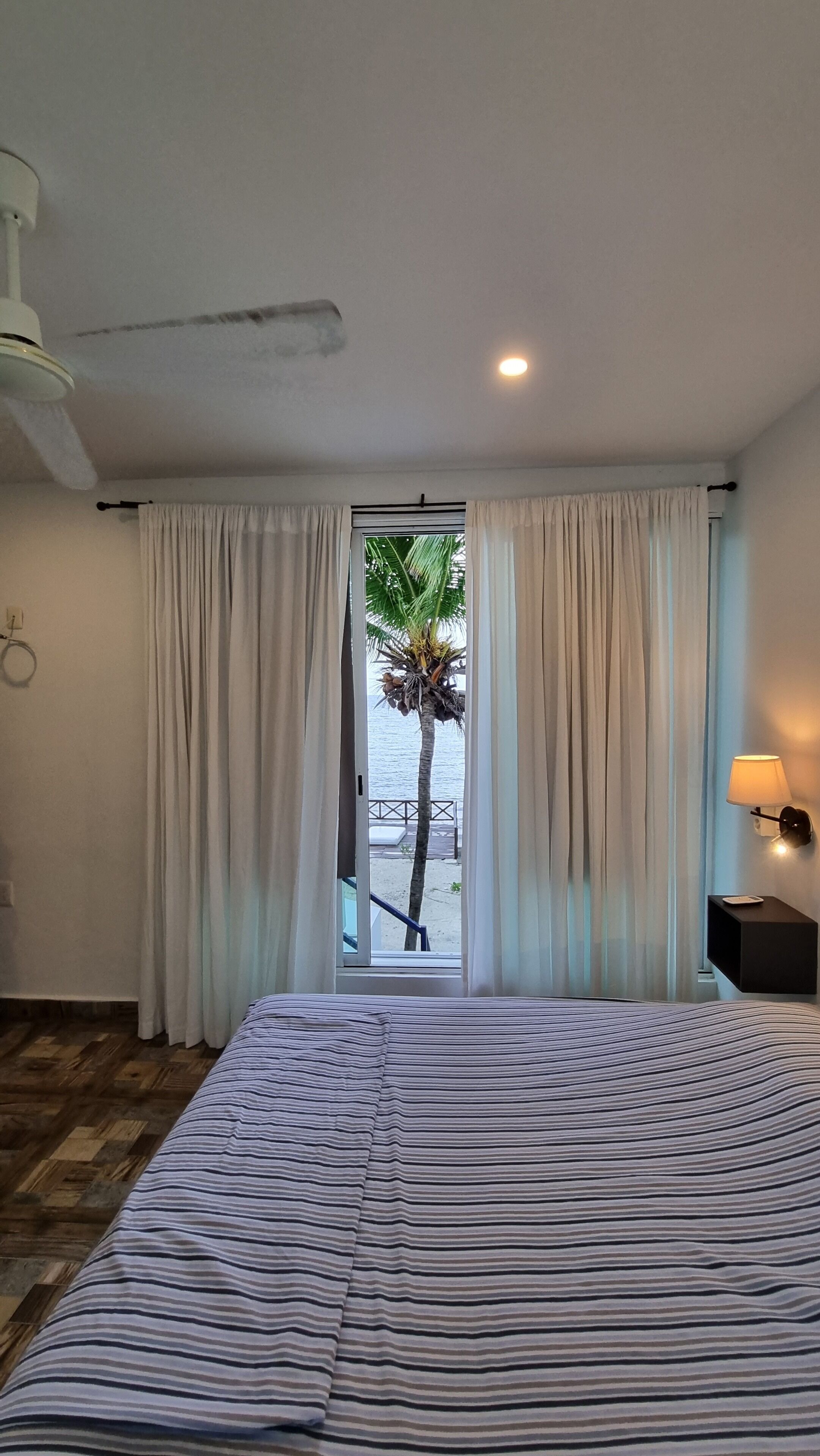 3 quartos, escrivaninha, ferros/tábuas de passar roupa