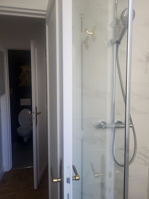 Dusche, Handtücher, Seife, Toilettenpapier