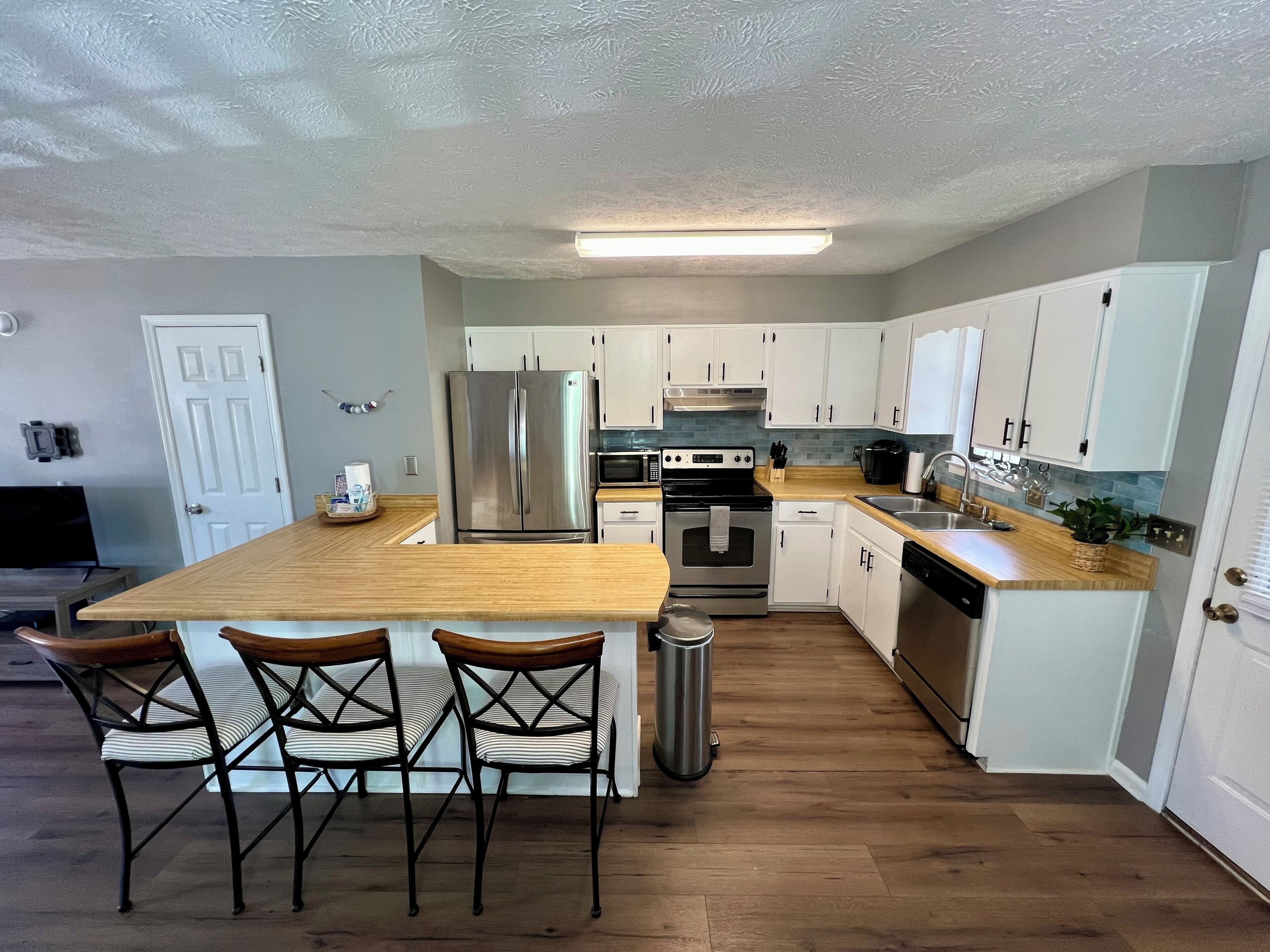 Jääkaappi, mikroaaltouuni, uuni, liesi