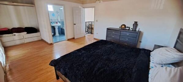 5 bedrooms, WiFi, bed sheets