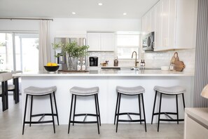 Private kitchen - "Granada" 1.5 Miles to the Beach,10 Min to Downtown, 5th Ave, 8 Min to Mercato! (Naples)