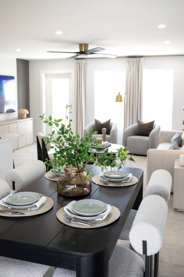 Dining - "Granada" 1.5 Miles to the Beach,10 Min to Downtown, 5th Ave, 8 Min to Mercato! (Naples)