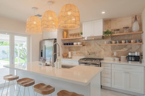 Refrigerador, microondas, horno y parrilla de estufa