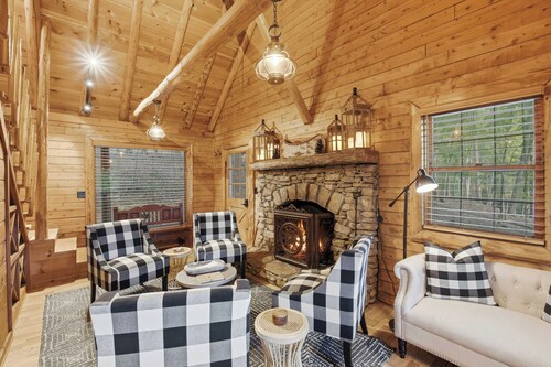 The Guest House Historic Cabin in Big Canoe