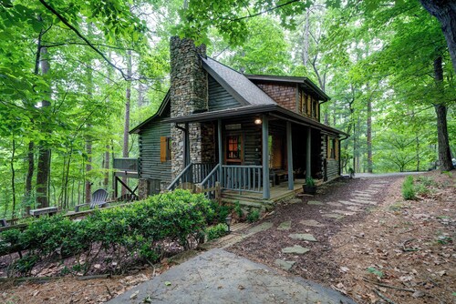The Guest House Historic Cabin in Big Canoe