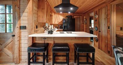 The Guest House Historic Cabin in Big Canoe