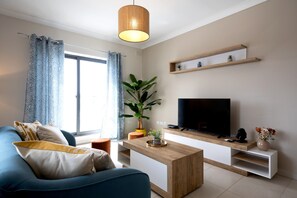 TV - Seafront beautiful 3 bedroom with balcony KDOU1-1 (Gzira)