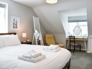 4 bedrooms, free WiFi, bed sheets - 4 bedroom accommodation in Lymington (Lymington)