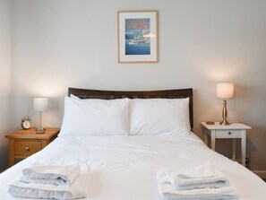 4 bedrooms, free WiFi, bed sheets - 4 bedroom accommodation in Lymington (Lymington)