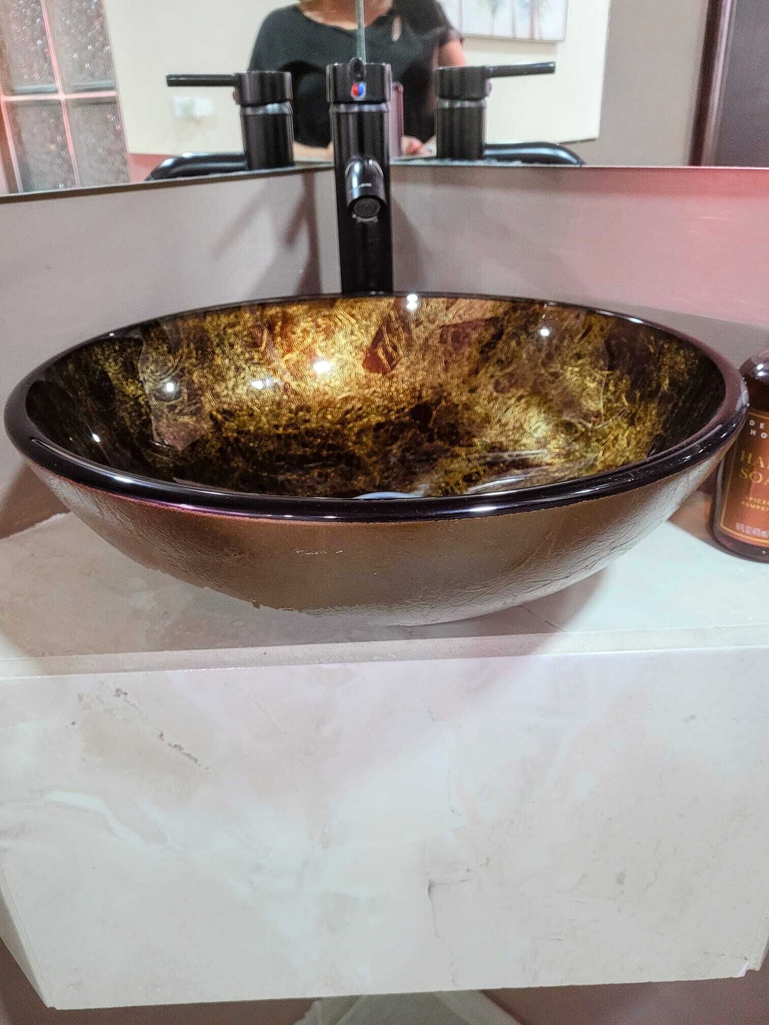 Douche, serviettes fournies, savon, shampoing