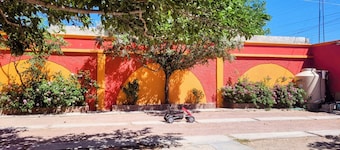 Acogedor estudio en Cd. Juárez con WiFi, AC y estacionamiento cerrado.