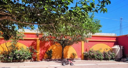 Acogedor estudio en Cd. Juárez con WiFi, AC y estacionamiento cerrado.