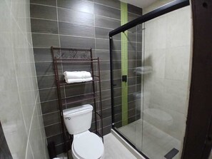 Chuveiro, toalhas de banho, sabonete, shampoo