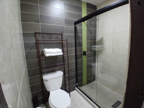 Acogedor estudio en Cd. Juárez con WiFi, AC y estacionamiento cerrado.