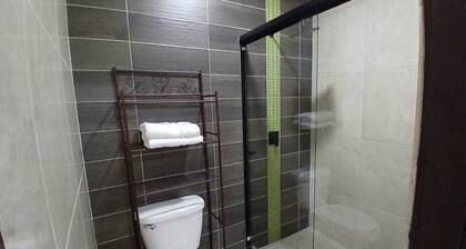 Acogedor estudio en Cd. JuĂĄrez con WiFi, AC y estacionamiento cerrado.