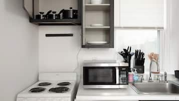 Een koelkast, een microgolfoven, een oven