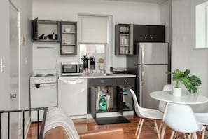Fridge, microwave, oven, stovetop - 3min>Carnegie Mellon University:UPMC Shadyside:3min>CMU:Full Kitchen (Pittsburgh)