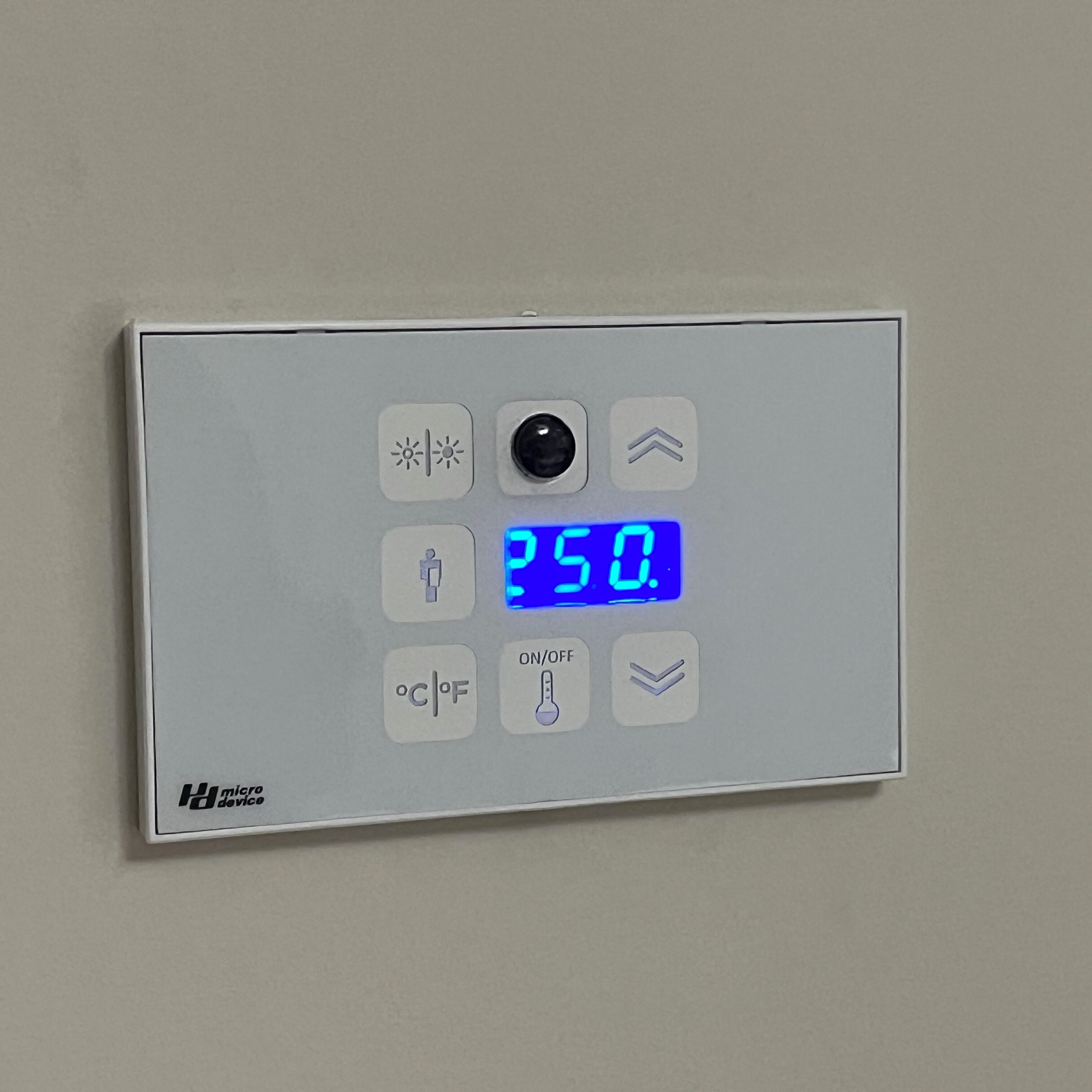 Termòstat amb pantalla digital que mostra 25,0 °C, botons de control i el logotip de la marca.