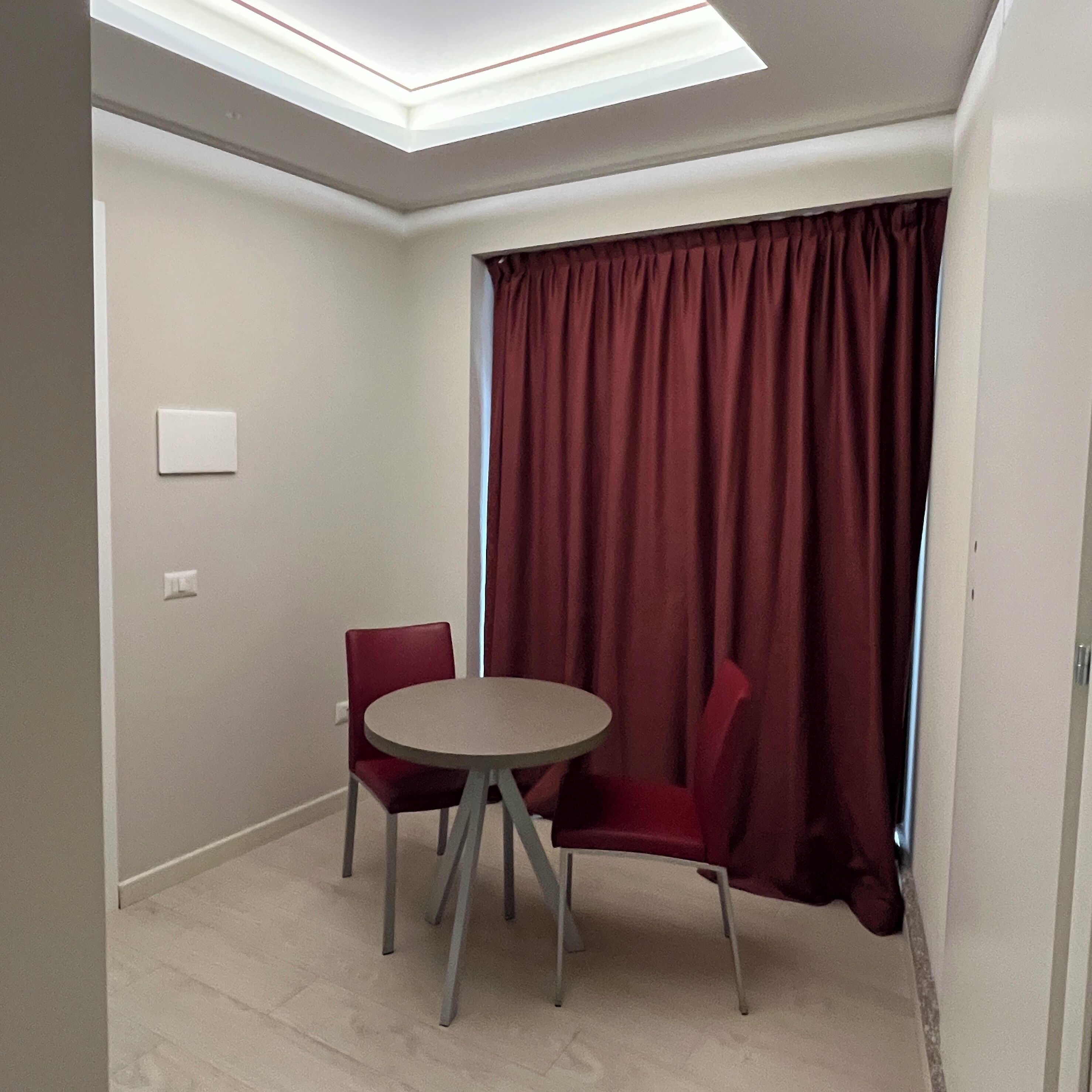 Camera Deluxe, 1 letto queen con divano letto, non fumatori | Area soggiorno | TV 42 pollici con canali digitali