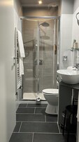 Quarto standard, 1 cama Queen, para não fumantes | Banheiro | Chinelos 
