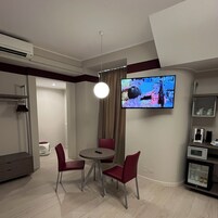 Camera Superior, 1 letto matrimoniale con divano letto, non fumatori | Area soggiorno | TV 42 pollici con canali digitali