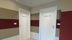 A hallway with two doors labeled "Area 27" and "Area 35". - Guest House Borgo Yporegia (Ivrea)