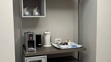 Deluxe Room, 1 Queen Bed with Sofa bed, Non Smoking | Room amenity