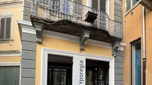 A building with a sign reading "Borgo Yporegia Guest House". - Guest House Borgo Yporegia (Ivrea)