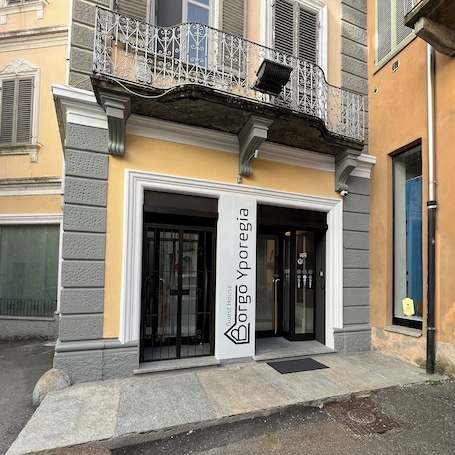 Fachada de la propiedad. Guest House Borgo Yporegia