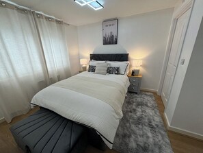 3 habitaciones, tabla de planchar con plancha, wifi y ropa de cama 