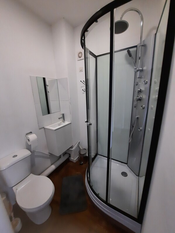 Suihku, pyyhkeet, saippua, vessapaperi