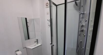 Chambre Avec Salle de Bain 2. Idéale Pour un Séjour Économique Tout Confort