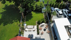 Eine Dachterrasse mit Gartenmöbeln und einem Pool.