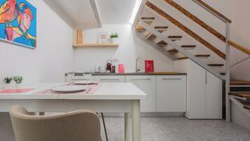 Apartamento | Cozinha privada | Geladeira, cooktop, lava-louças, máquina de café expresso