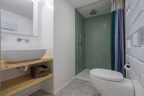 Apartment | Bathroom | Shower, rainfall showerhead, free toiletries, hair dryer