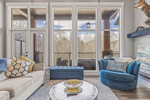 M6- sleeps 15, 5BR + 4.5BA+Hot-tub, AC, garage townhome, Canmore