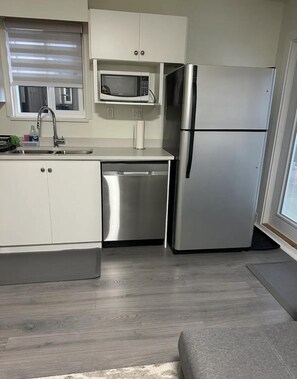 Een koelkast, een microgolfoven, een oven, een kookplaat