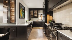 Una cocina moderna con armarios oscuros, una isla central y una estufa.