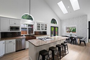 Refrigerador, microondas, horno, placa de cocina