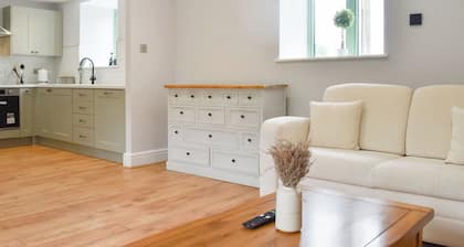 UK47385 - The Deer Den