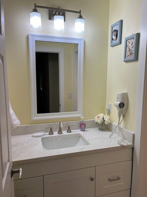 Ducha, secador de pelo, toallas, jabón