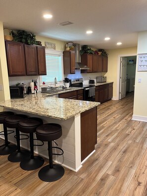 Fridge, microwave, oven, stovetop - Charming 3-bedroom house in peaceful Fernandina Beach with WiFi, AC (Fernandina Beach)