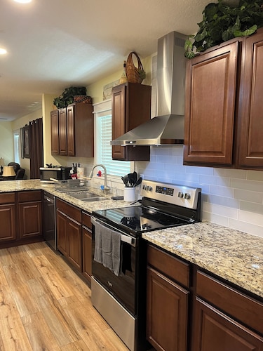 Charming 3-bedroom house in peaceful Fernandina Beach with WiFi, AC