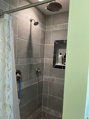 Een douche, een haardroger, handdoeken, zeep