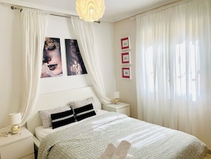 5 bedrooms, iron/ironing board, free WiFi, bed sheets