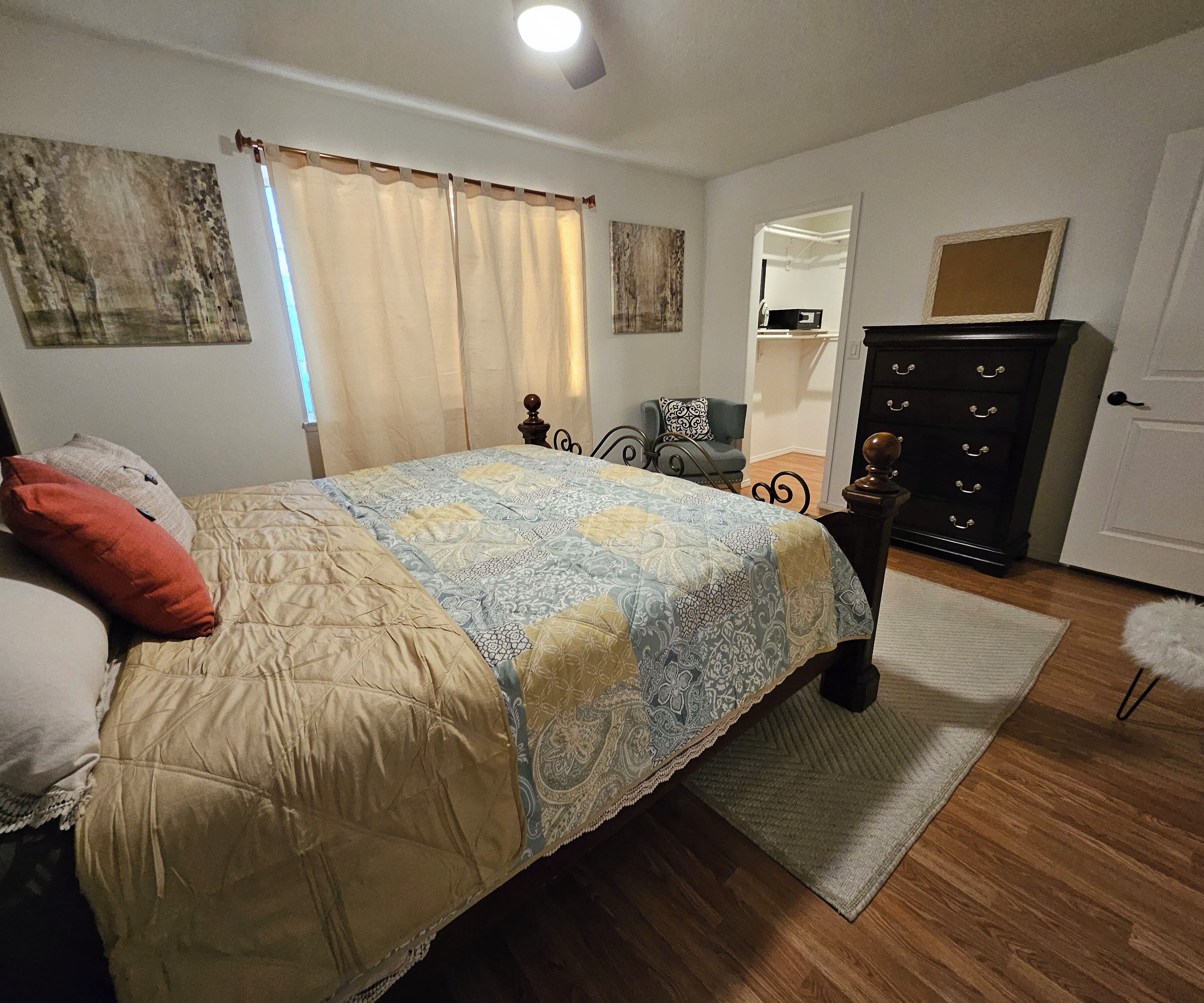 4 多间卧室、客房内保险箱、办公桌、熨斗/熨衣板