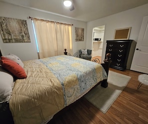 4 Schlafzimmer, Zimmersafe, Schreibtisch, Bügeleisen/Bügelbrett