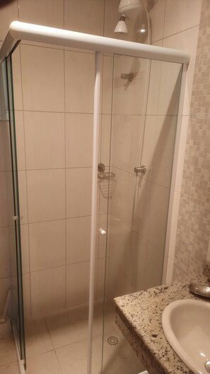 Serviettes fournies, papier toilette