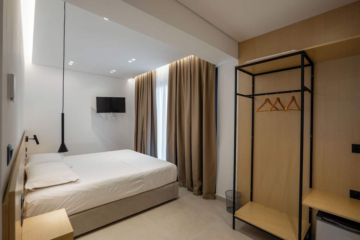 Deluxe Room, 1 King Bed, Non Smoking, City View | 1 bedroom, soundproofing, WiFi (free)