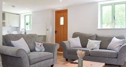 UK47388 - The Owls Nest